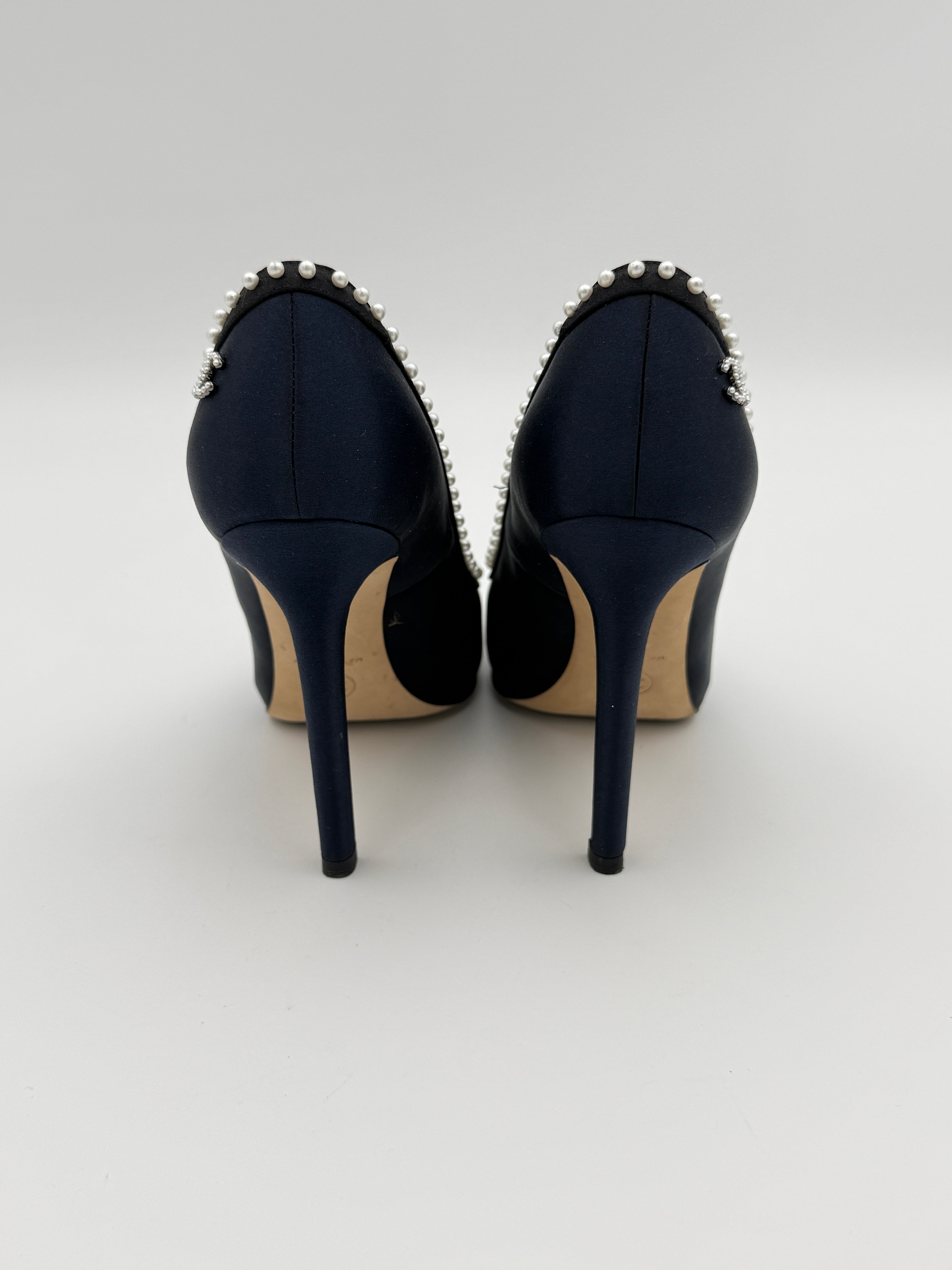 Chanel Navy/black pearl pump size 35 1/2