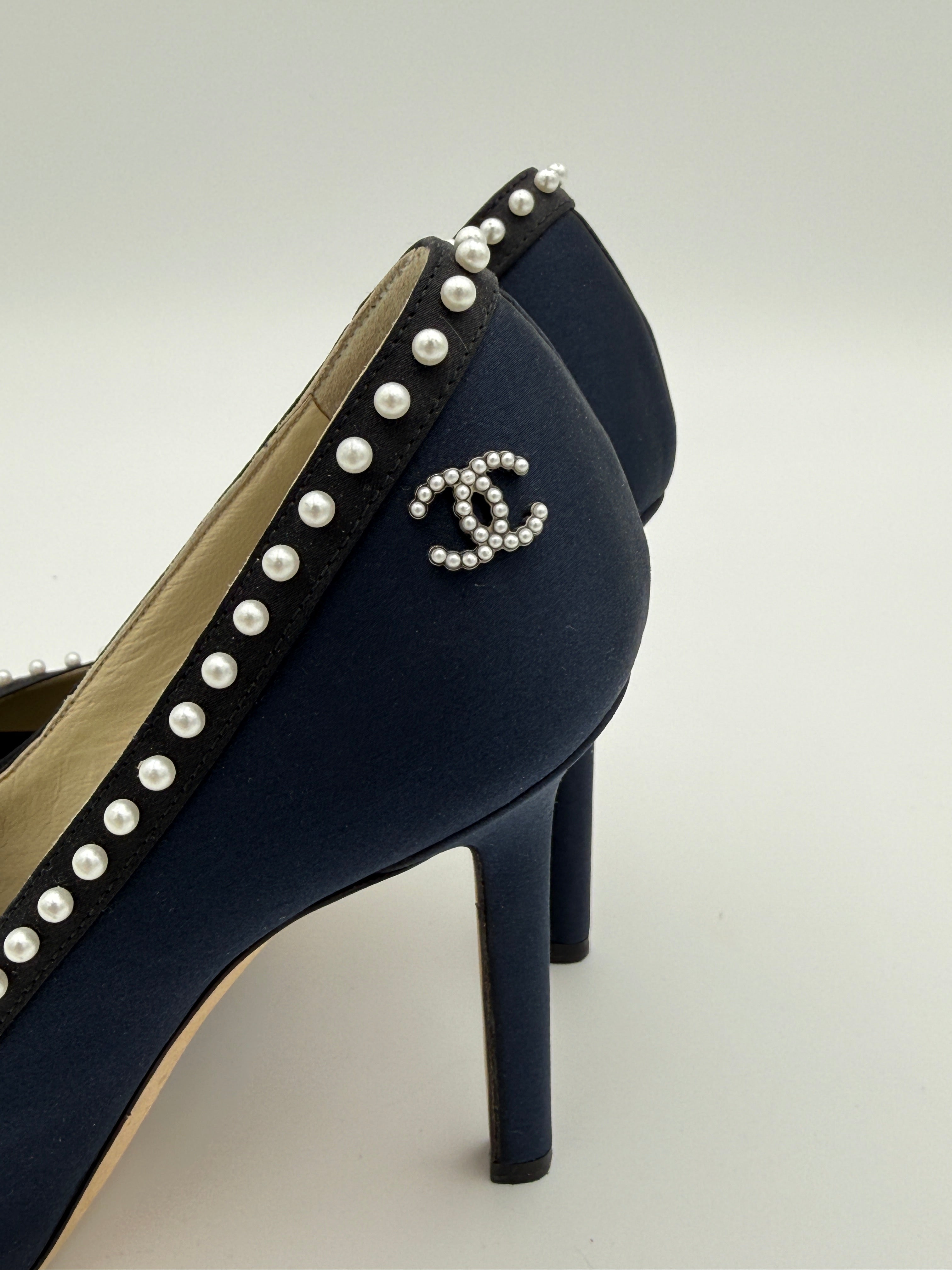 Chanel Navy/black pearl pump size 35 1/2