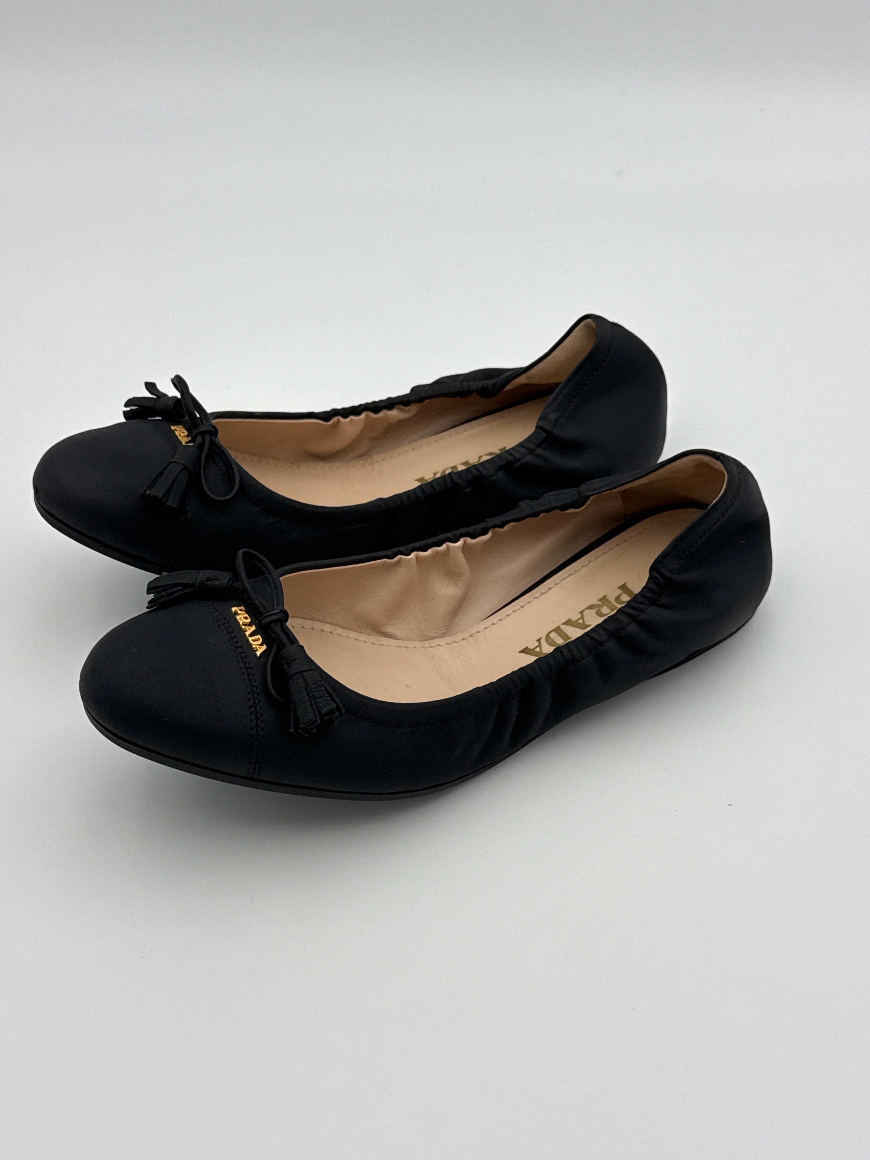Prada Black Flat with Elastic Size 36 New with dust