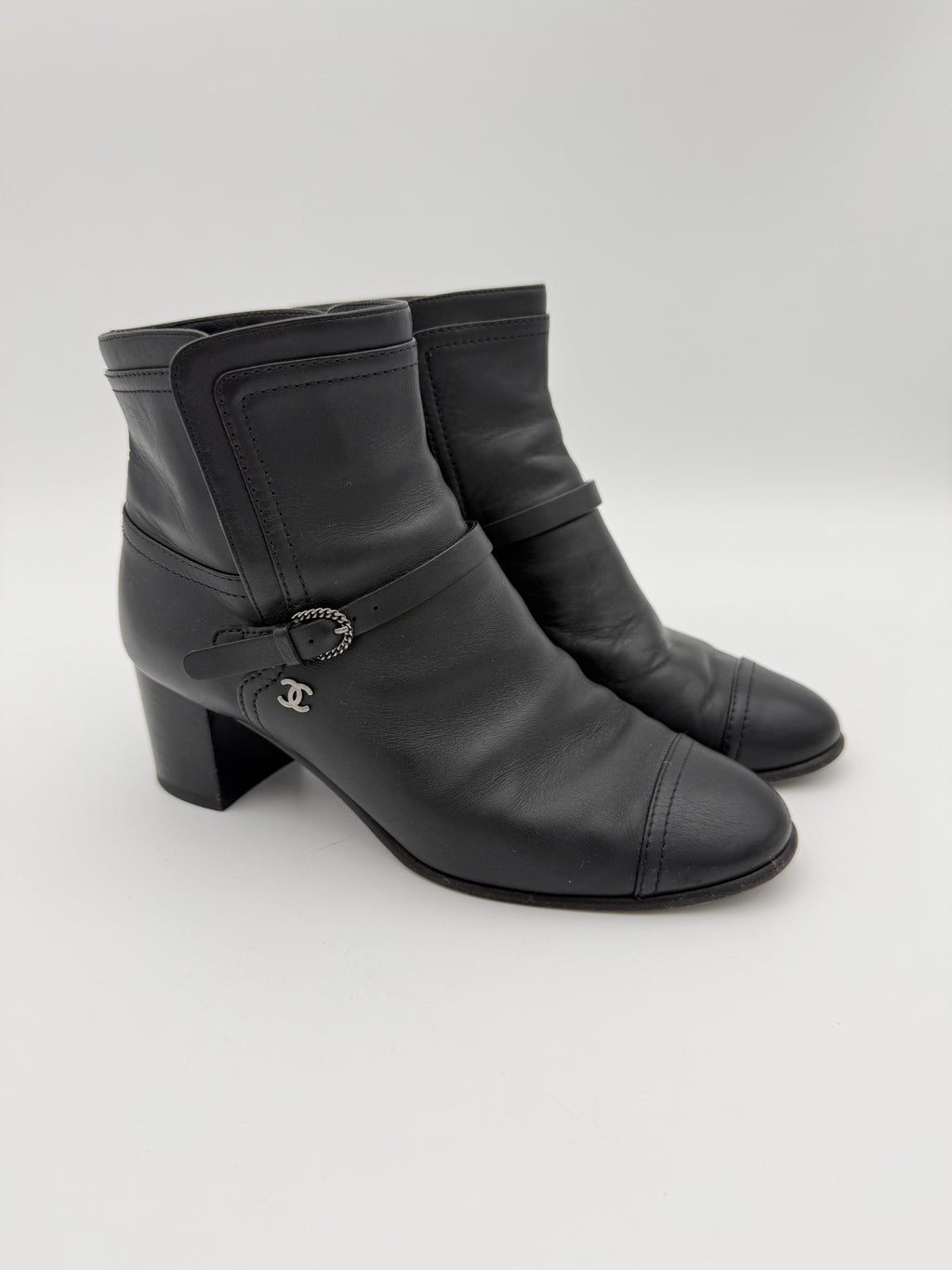 Chanel Black Calfskin leather ankle boots size 37eu