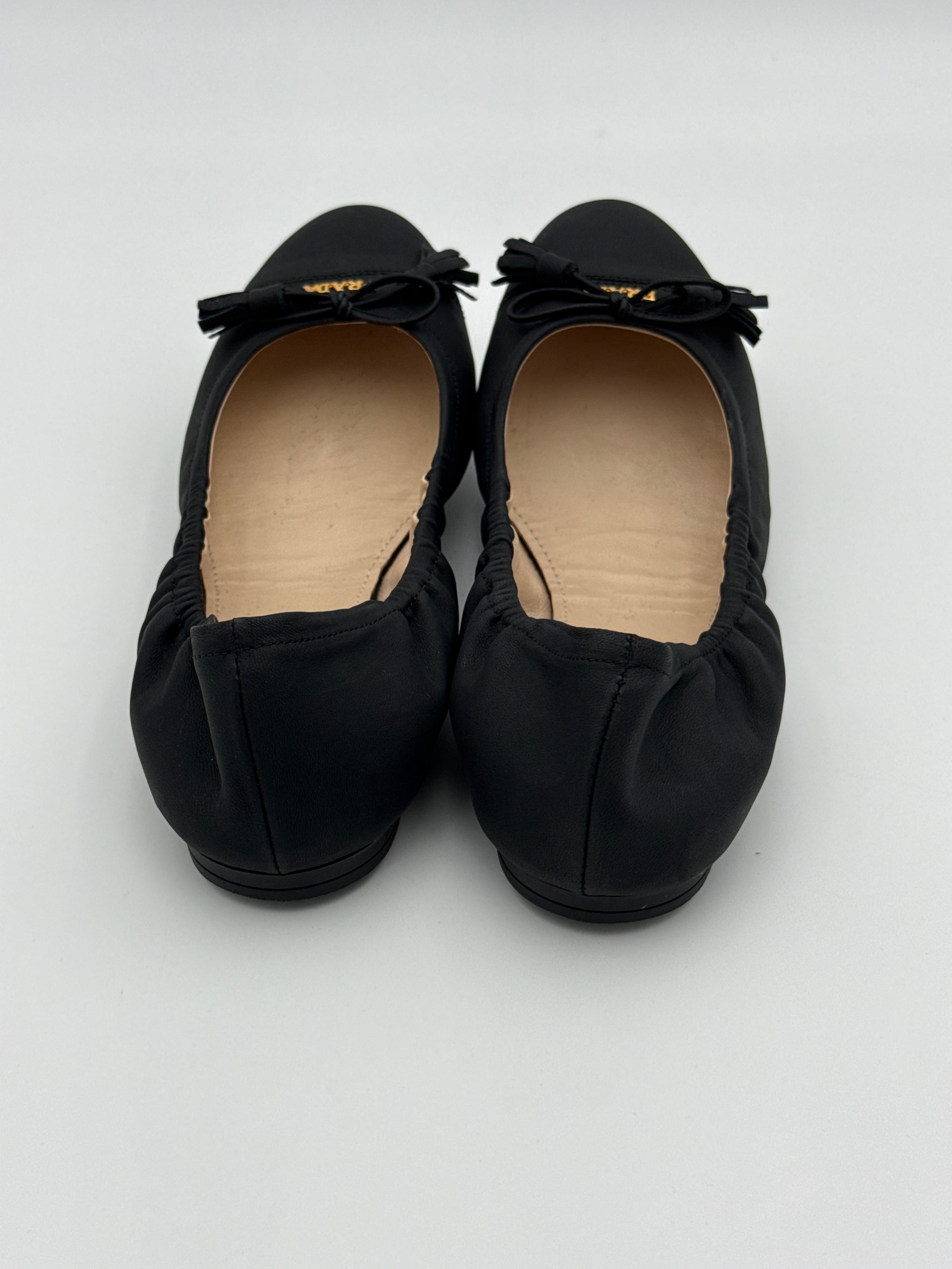Prada Black Flat with Elastic Size 36 New with dust