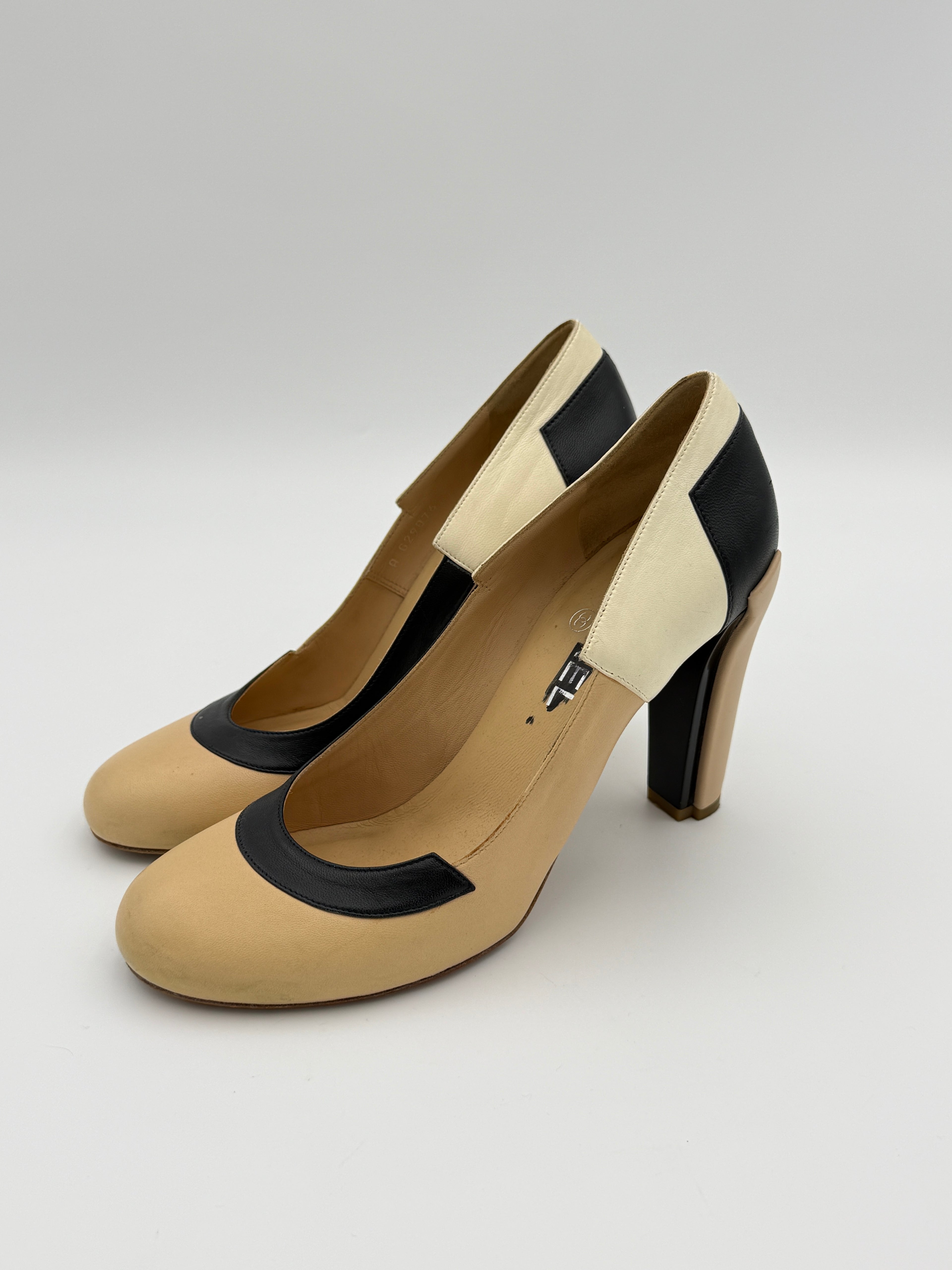Chanel beige black heel pump EU39,5