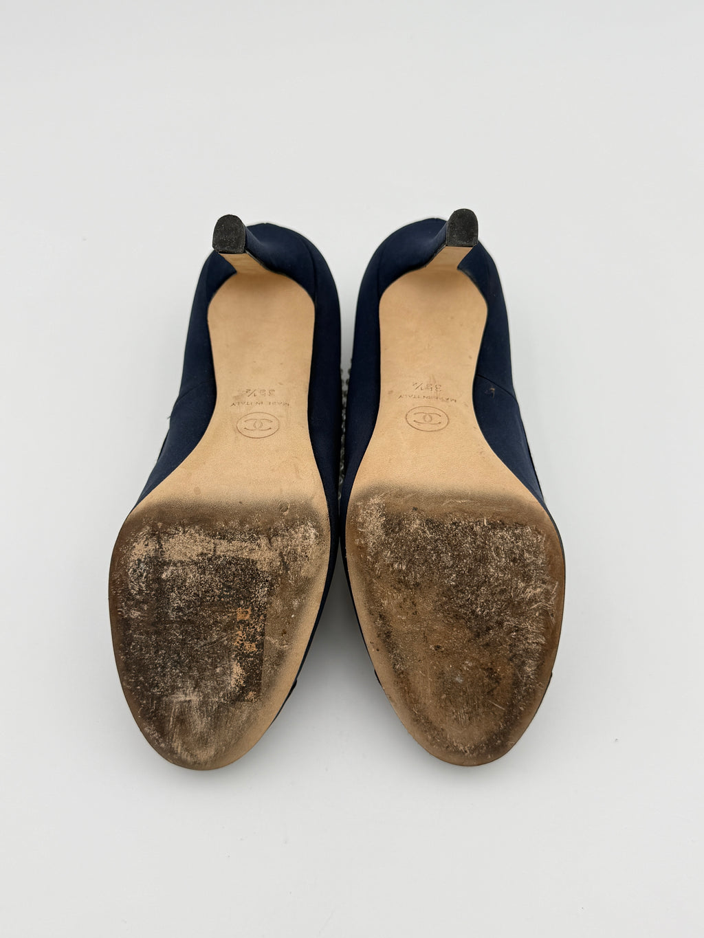 Chanel Navy/black pearl pump size 35 1/2