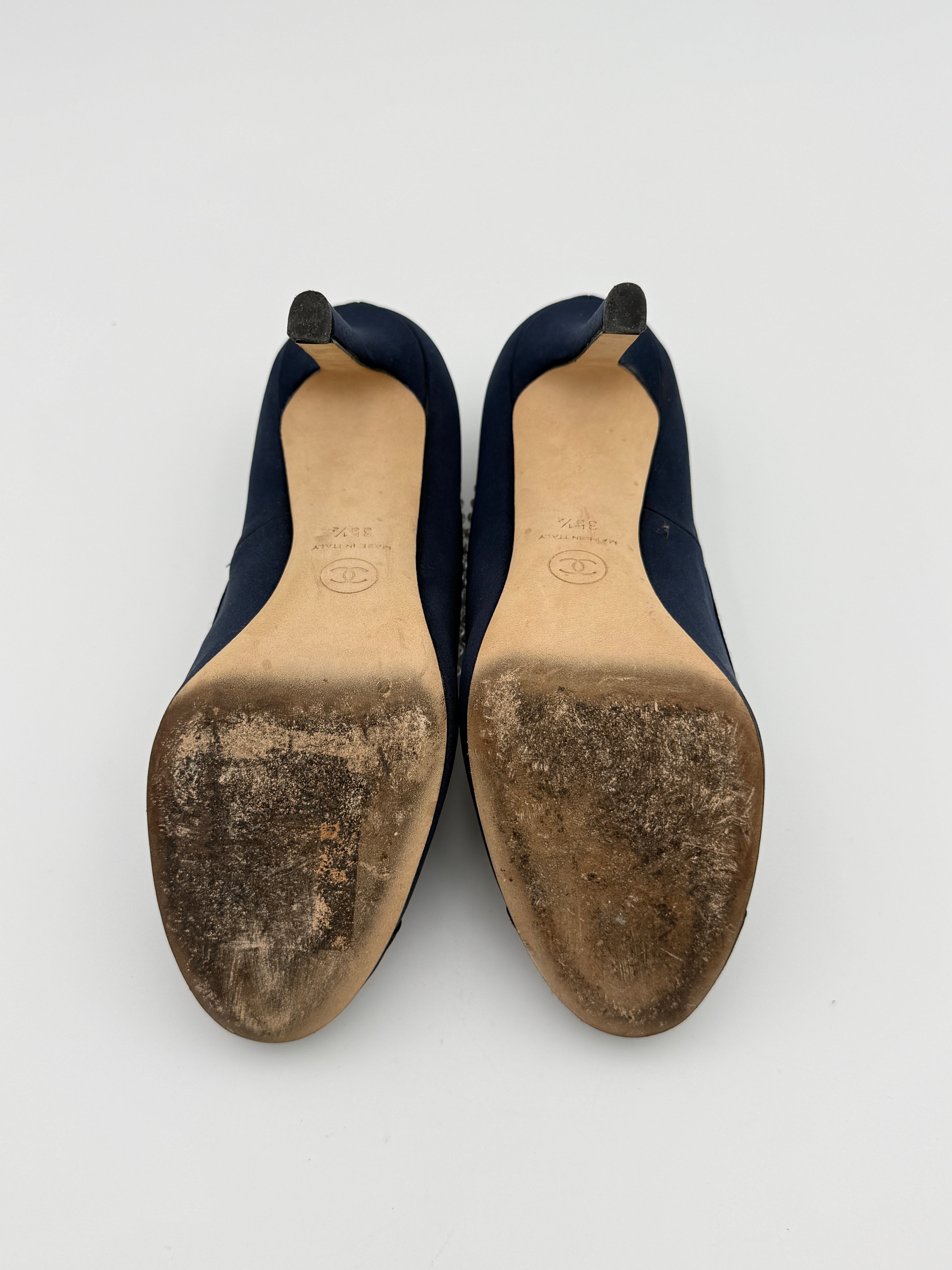 Chanel Navy/black pearl pump size 35 1/2