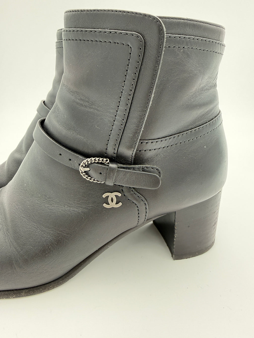 Chanel Black Calfskin leather ankle boots size 37eu