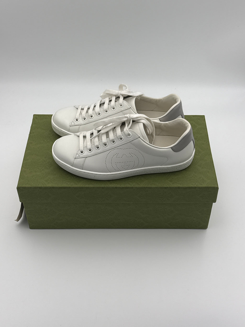 Gucci GG white leather sneakers Size 4y / 8 US