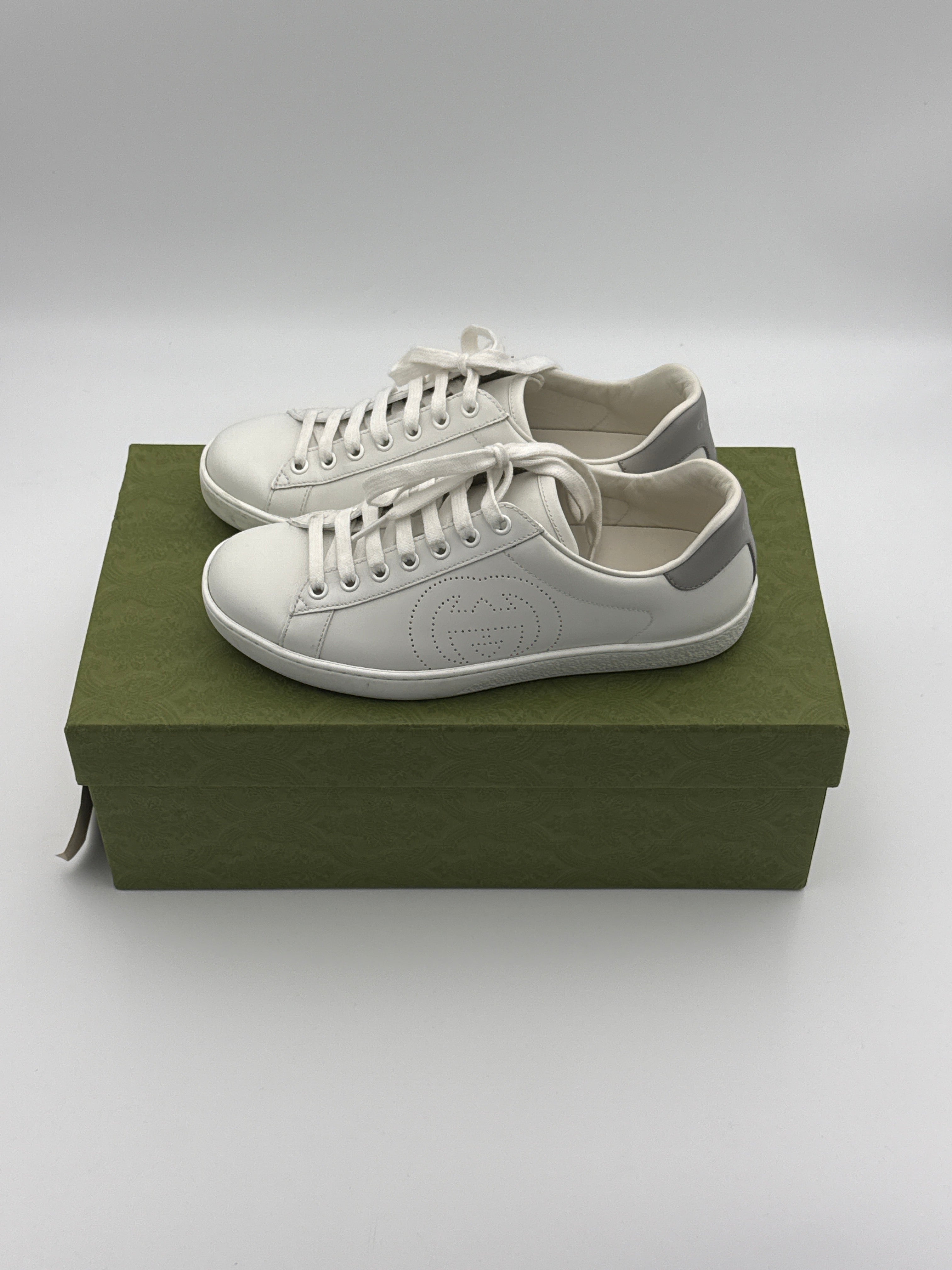 Gucci GG white leather sneakers Size 4y / 8 US