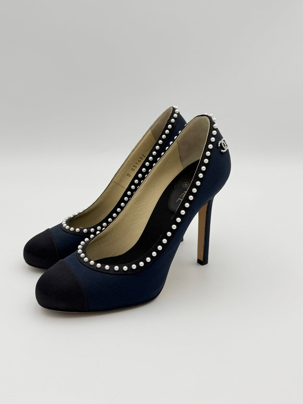 Chanel Navy/black pearl pump size 35 1/2