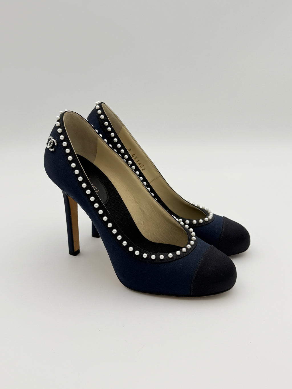 Chanel Navy/black pearl pump size 35 1/2