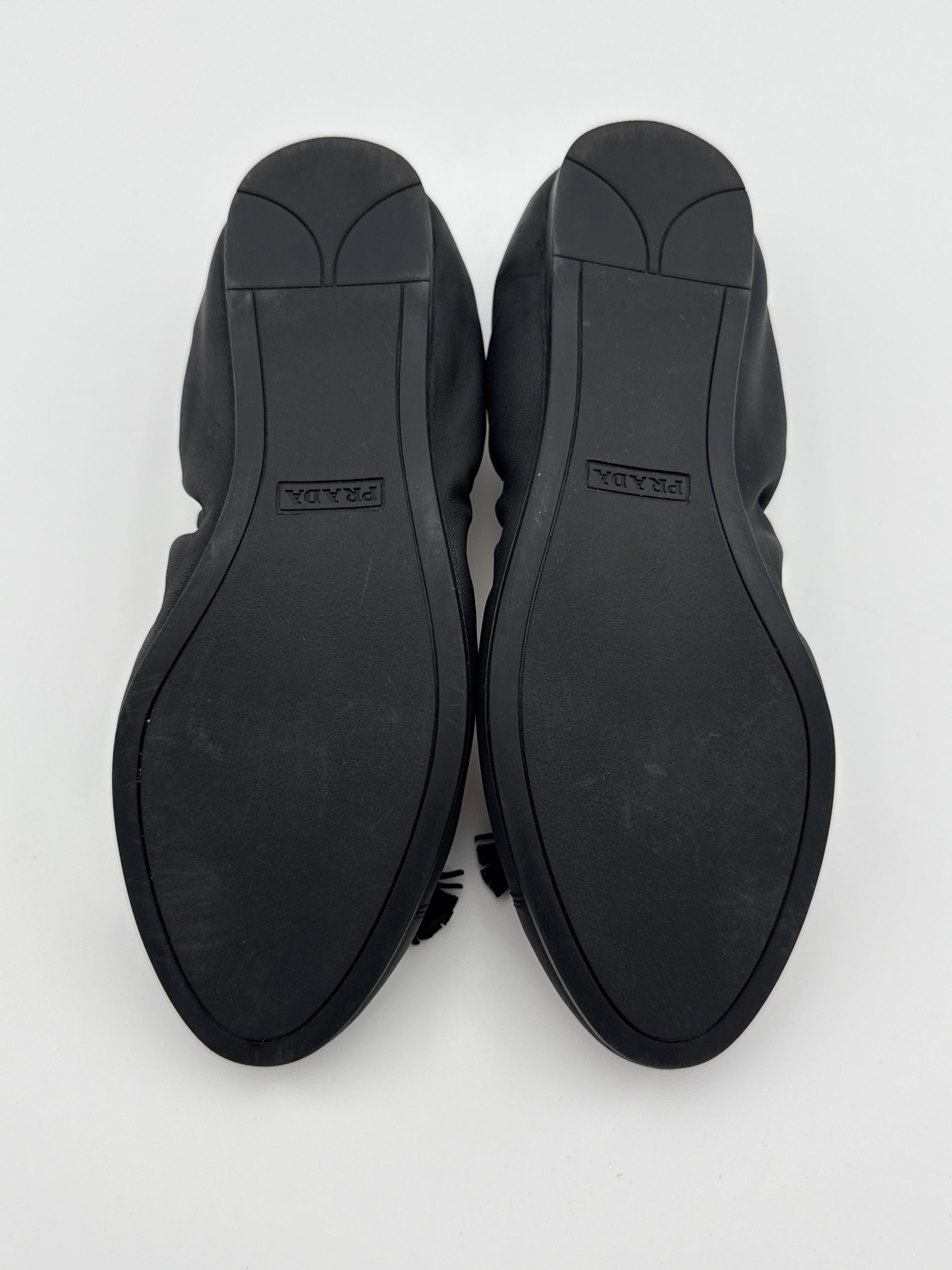 Prada Black Flat with Elastic Size 36 New with dust