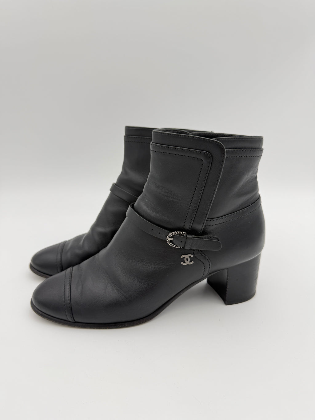 Chanel Black Calfskin leather ankle boots size 37eu
