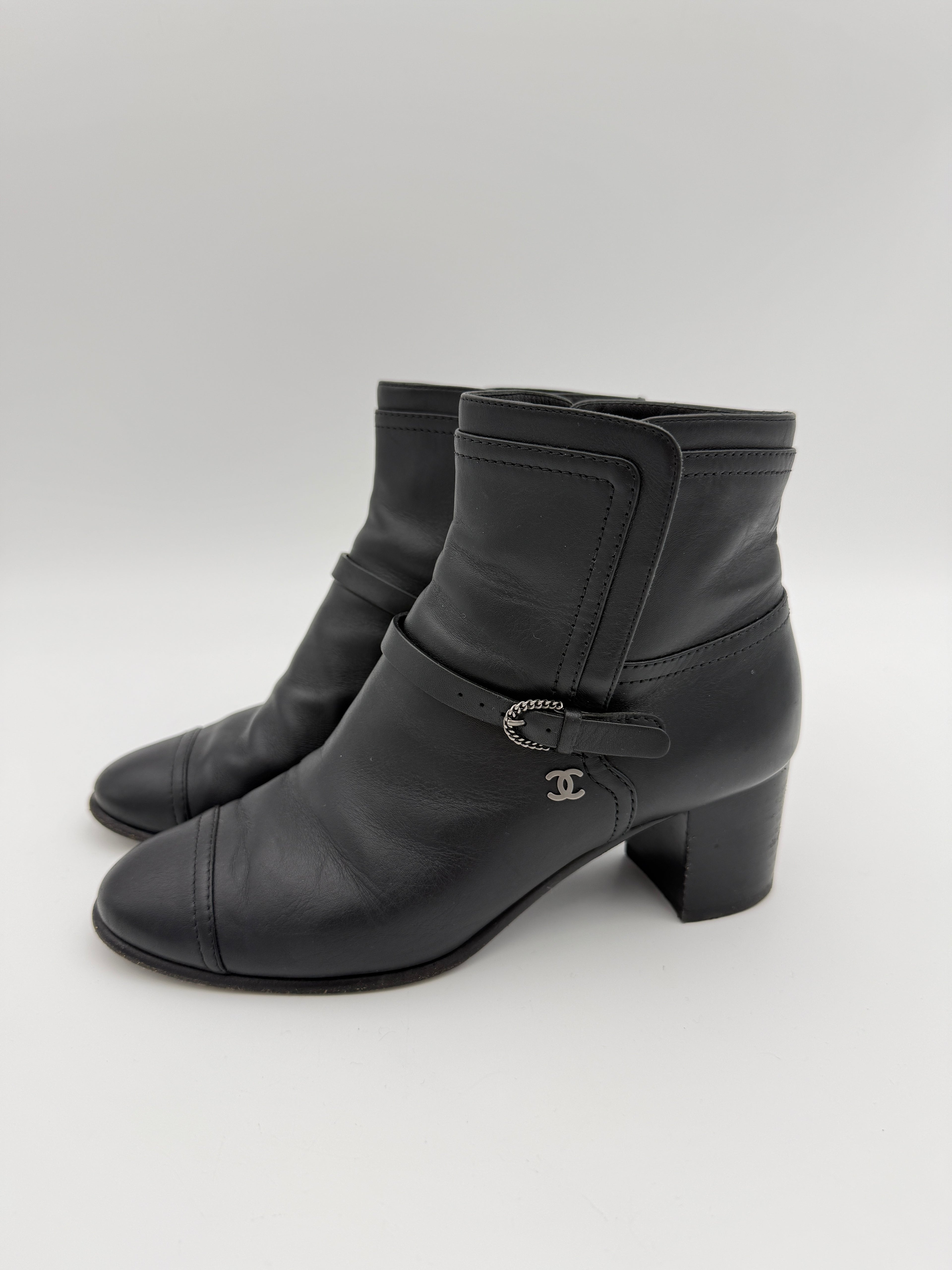 Chanel Black Calfskin leather ankle boots size 37eu