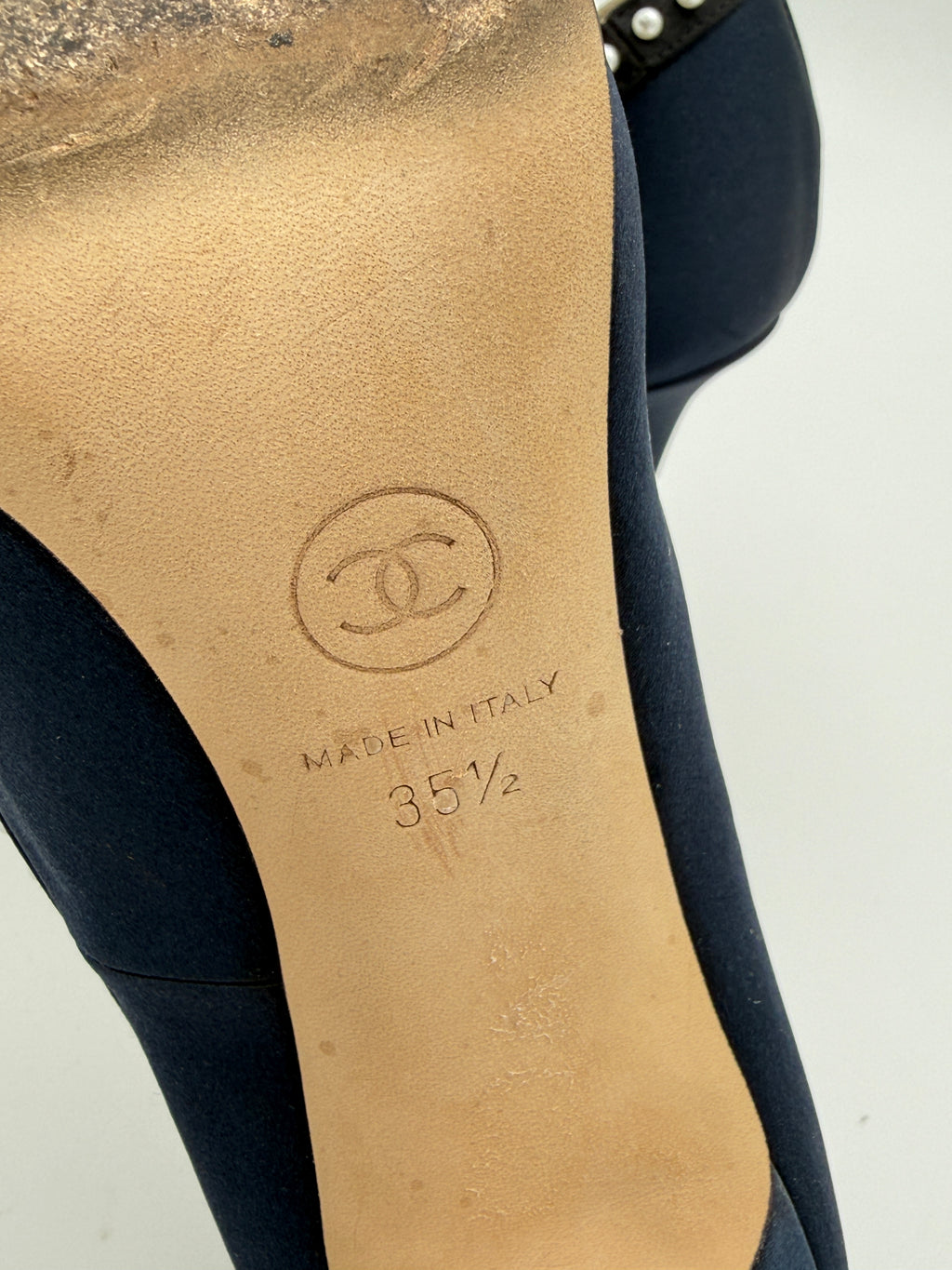 Chanel Navy/black pearl pump size 35 1/2