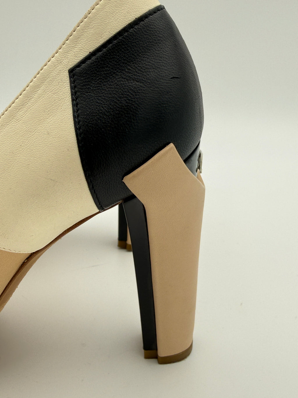 Chanel beige black heel pump EU39,5