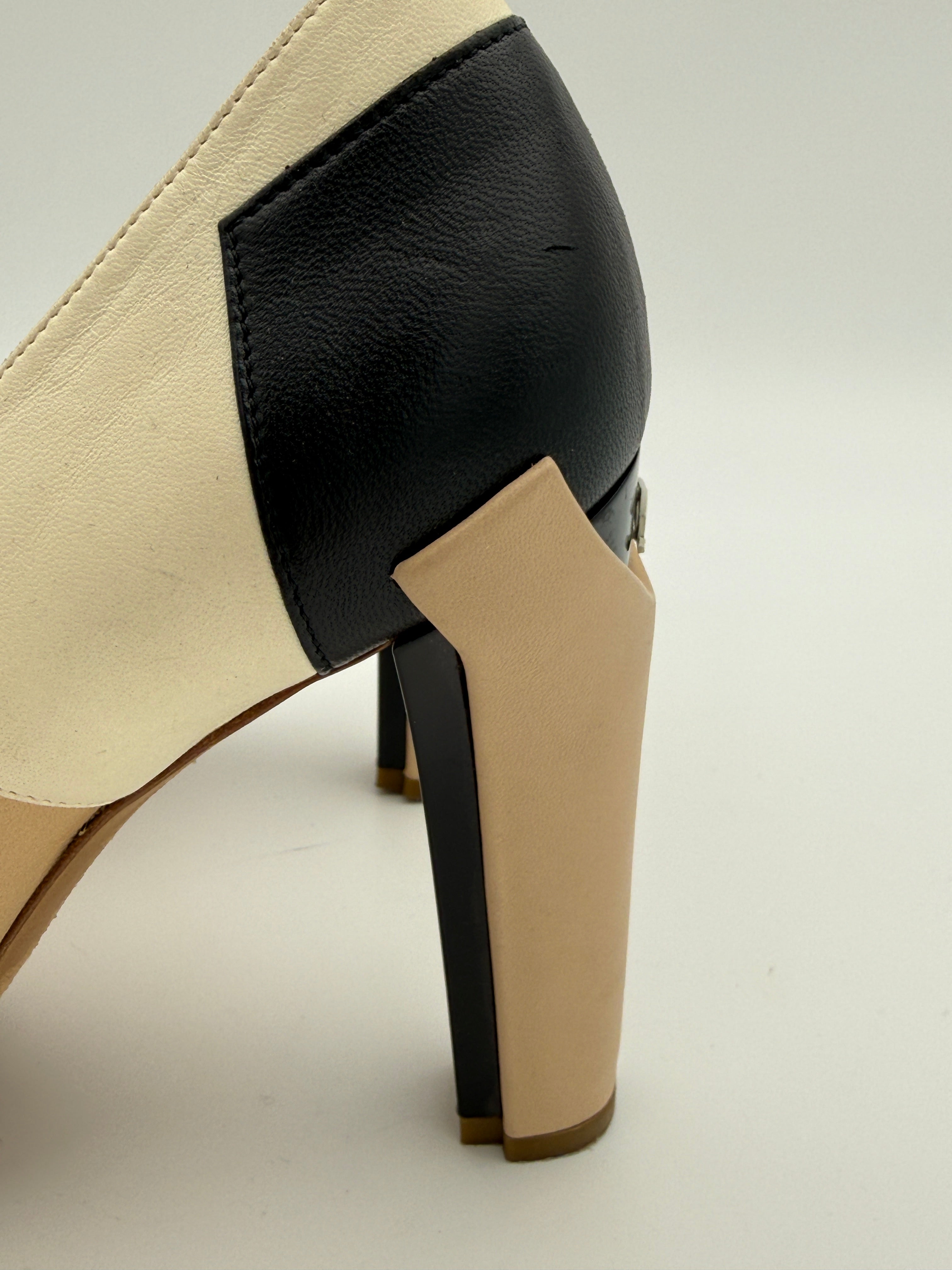 Chanel beige black heel pump EU39,5