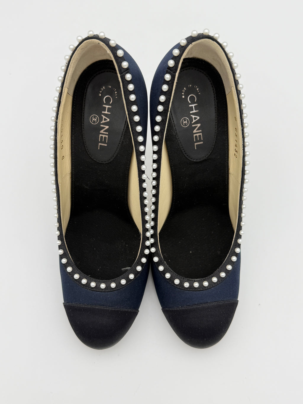 Chanel Navy/black pearl pump size 35 1/2