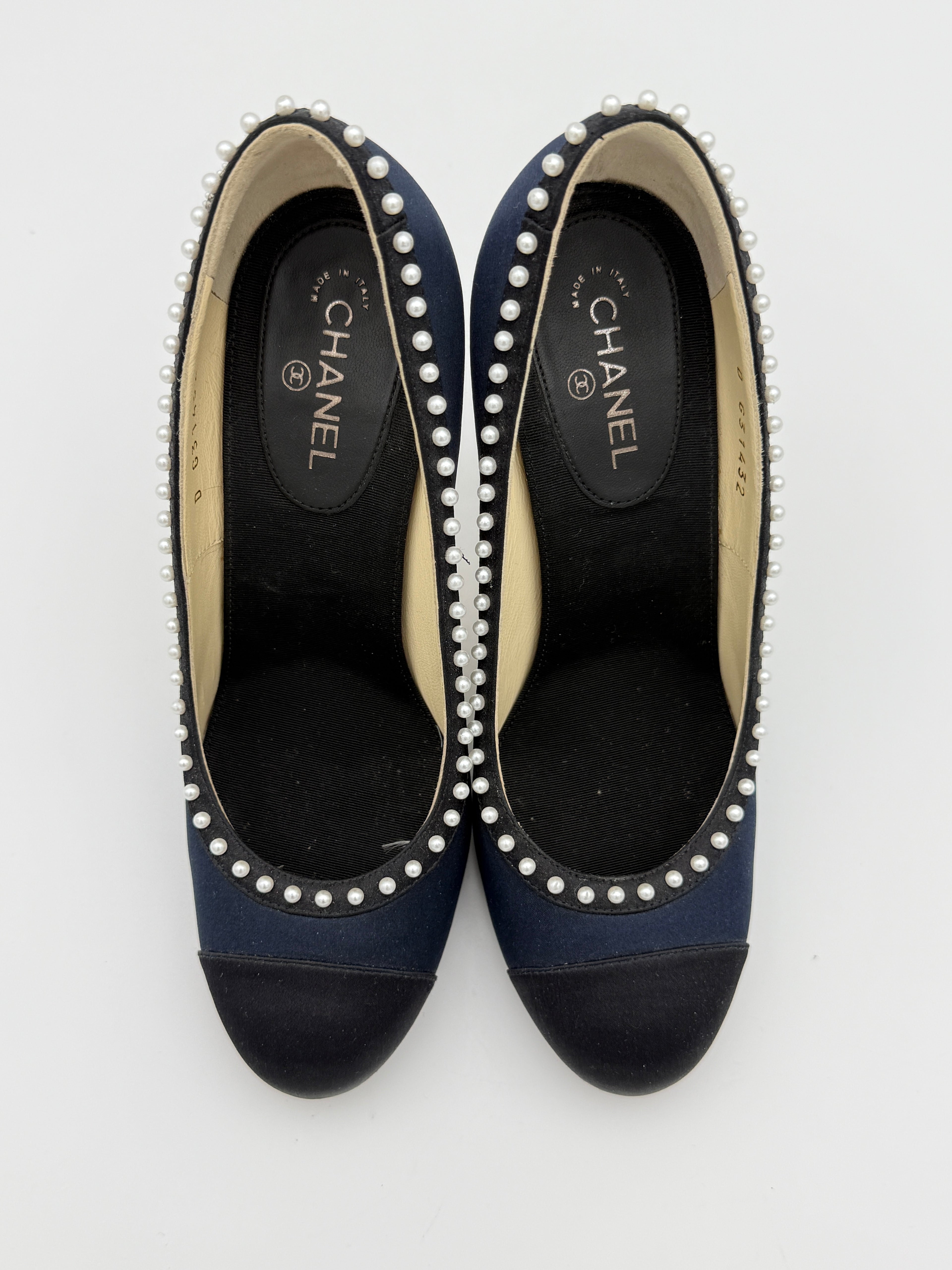 Chanel Navy/black pearl pump size 35 1/2