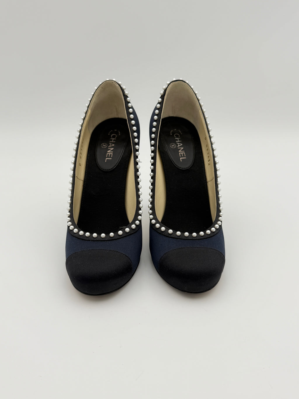 Chanel Navy/black pearl pump size 35 1/2