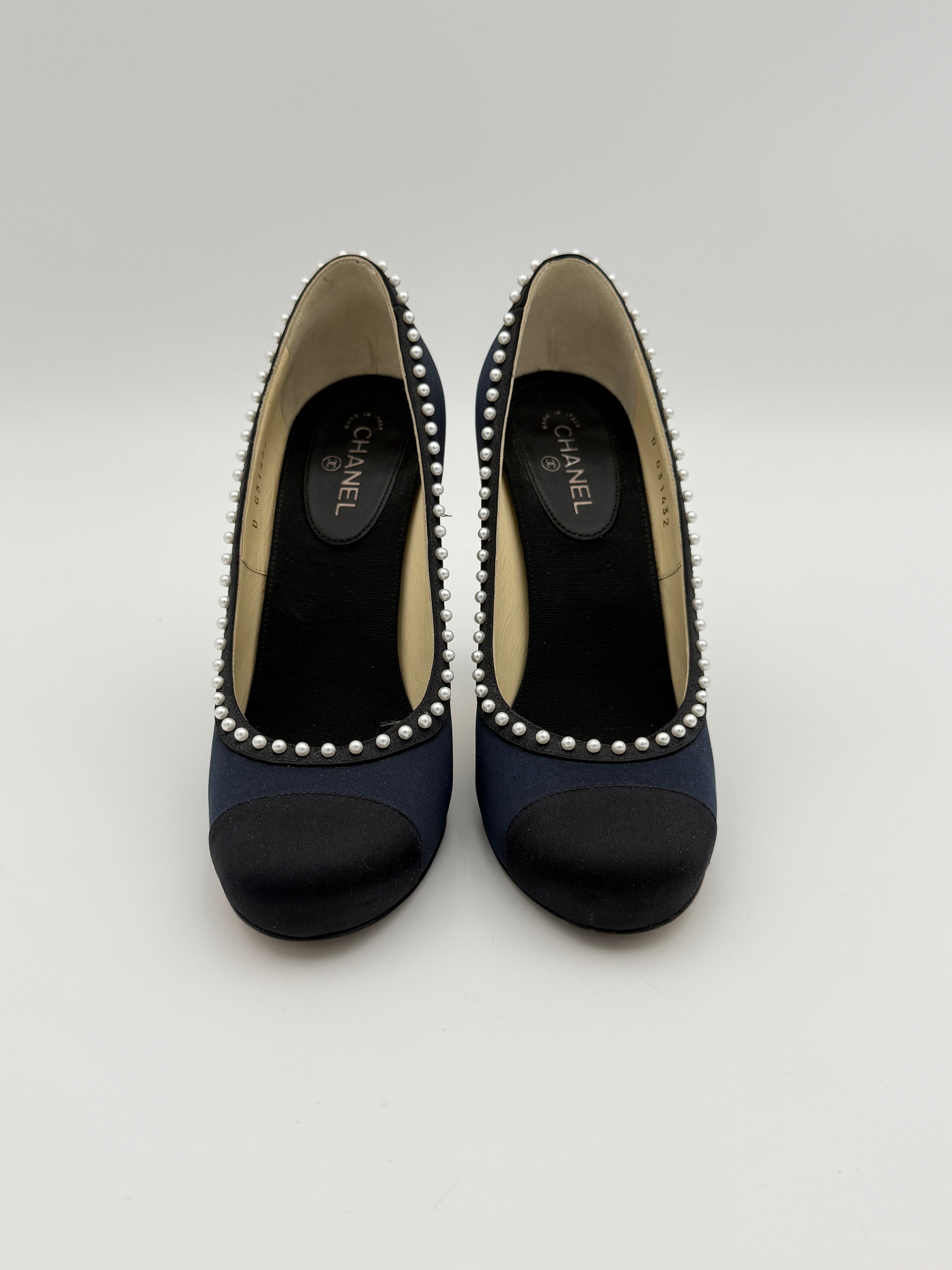Chanel Navy/black pearl pump size 35 1/2